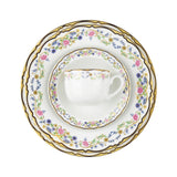 Golden Garden kuvert med middagstallerken, dyp tallerken, desserttallerken, tefat og kopp med blomsterdekor og gulldetaljer.