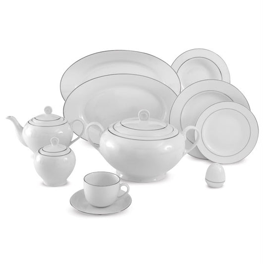 Silver kuvert med kopp, tefat og tallerkener i hvitt porselen med tynn sølvfarget kant.