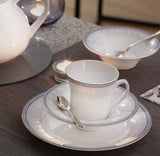 White Rose kopp med tefat og tallerkener i borddekking med sølvfarget dekor.