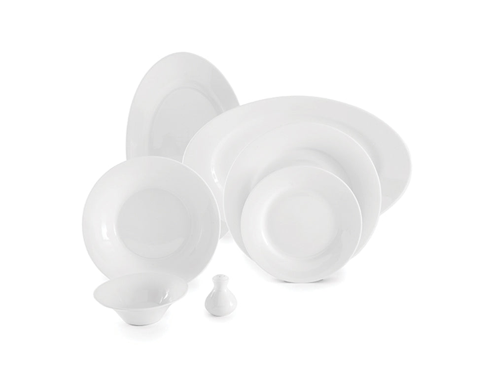 Utvalg av hvite tallerkener, dype tallerkener, serveringsfat, skål og bøsse fra FDC White-serviset.