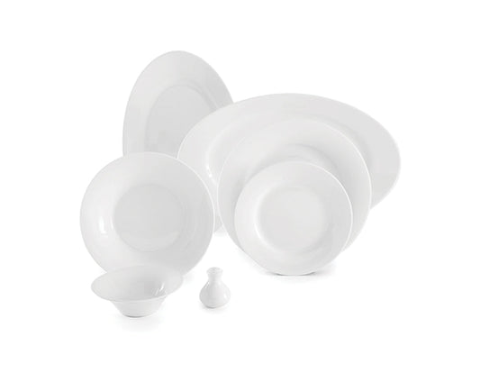 Utvalg av hvite tallerkener, dype tallerkener, serveringsfat, skål og bøsse fra FDC White-serviset.