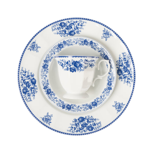 Kuvert med tallerkener og kopp i Florentina porselensservise med blå blomsterdekor.