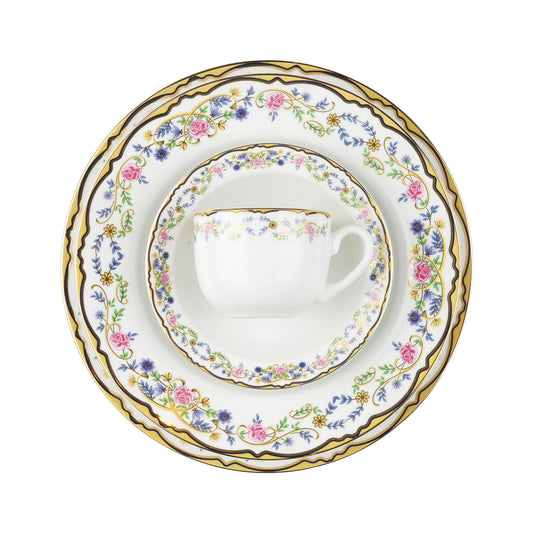 Golden Garden kuvert med middagstallerken, dyp tallerken, desserttallerken, tefat og kopp med blomsterdekor og gulldetaljer.