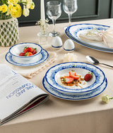 Mahour-servise dekket til frokost med blå blomsterdekor, skåler og jordbær.