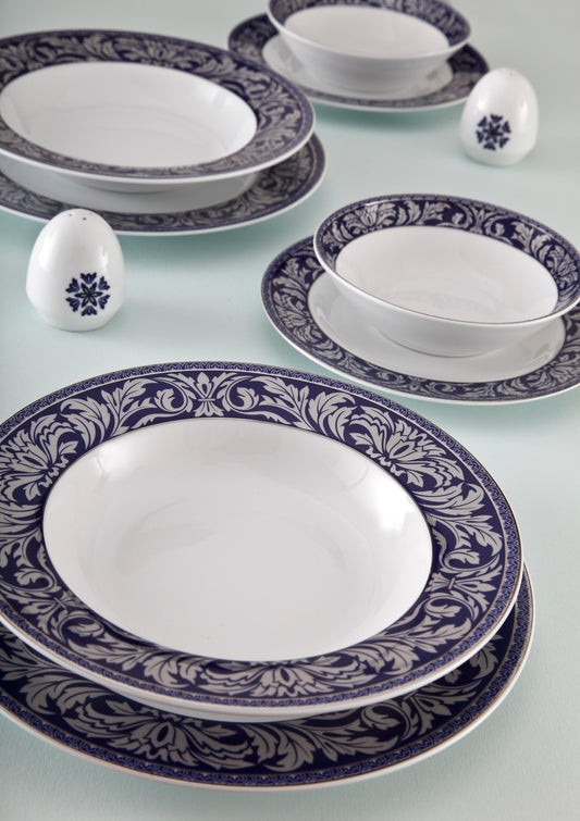 Pacific-tallerkener og skåler med navyblå dekor og platinadetaljer arrangert i en borddekking.