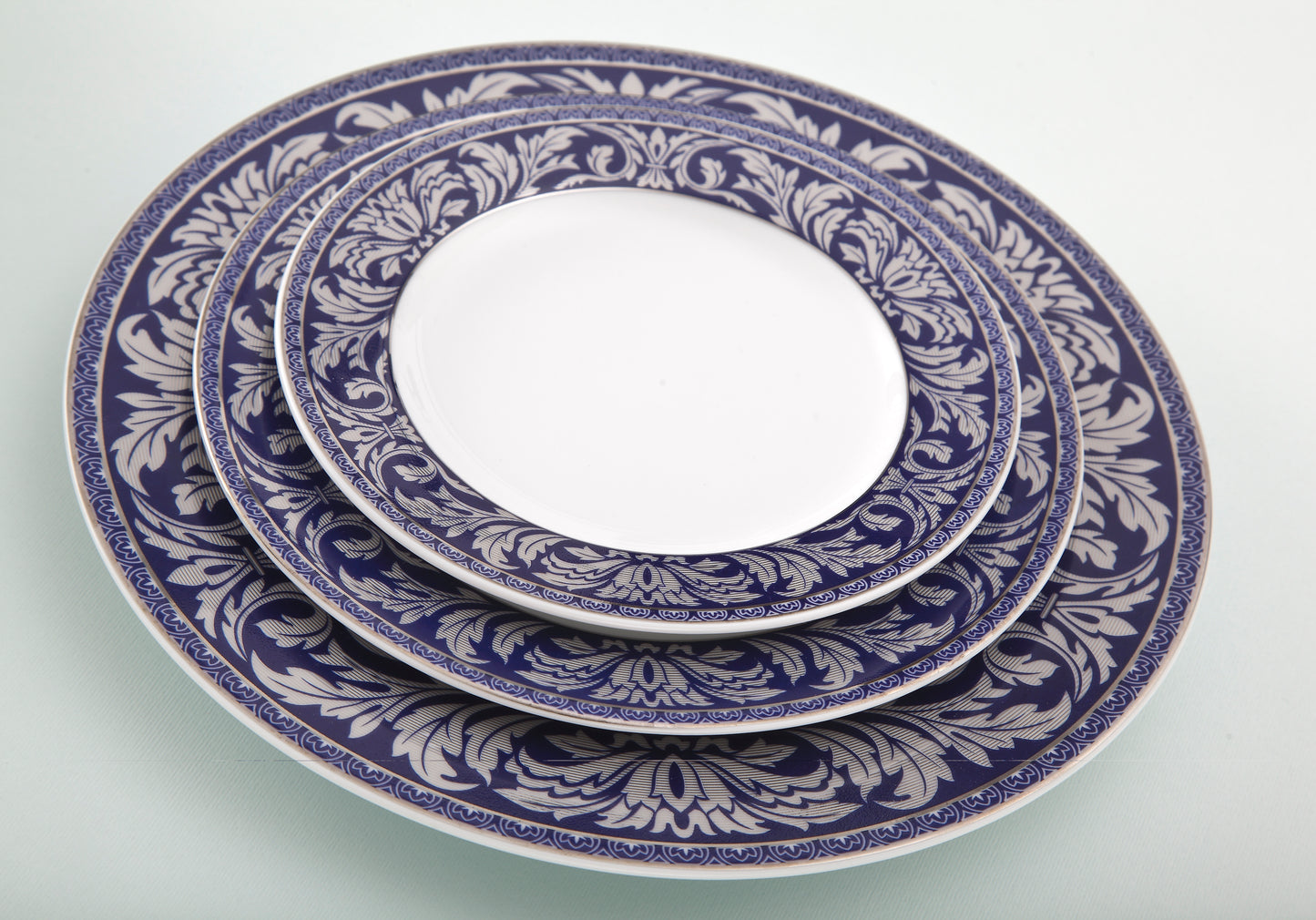 Stablede Pacific-tallerkener med detaljert navyblå dekor og platinadetaljer.