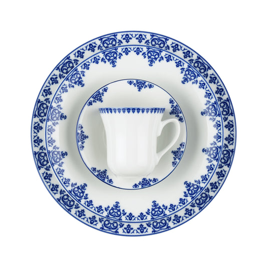 Portugal kuvert med kopp, tefat og tallerkener i hvitt porselen med blå ornamentdekor.
Focal point: Midt på koppen.