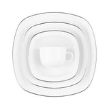 Kuvert fra Quattro Silver-serviset med mykt firkantede tallerkener og kopp i hvitt porselen med sølvkant.