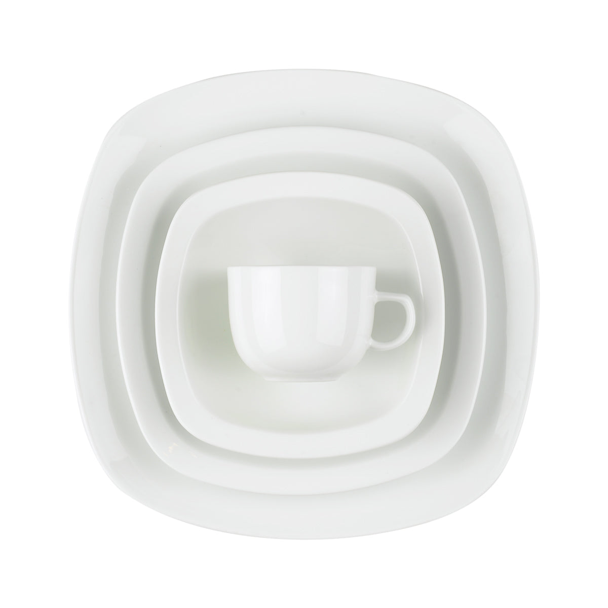 Kuvert fra Quattro White-serviset med firkantede tallerkener, skål og kopp i hvitt porselen.