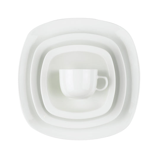 Kuvert fra Quattro White-serviset med firkantede tallerkener, skål og kopp i hvitt porselen.
