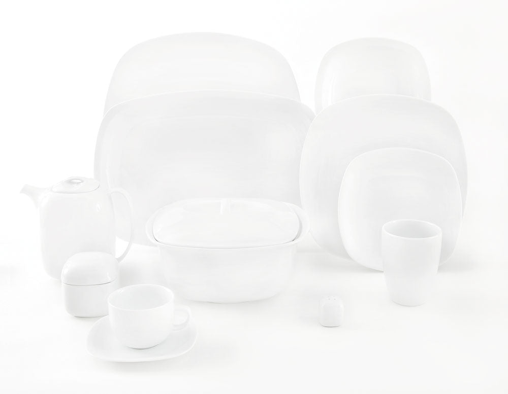 Oversikt over Quattro White-serviset med tallerkener, serveringsfat, suppeterrin, tekanne og kopper.
