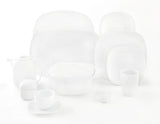 Oversikt over Quattro White-serviset med tallerkener, serveringsfat, suppeterrin, tekanne og kopper.