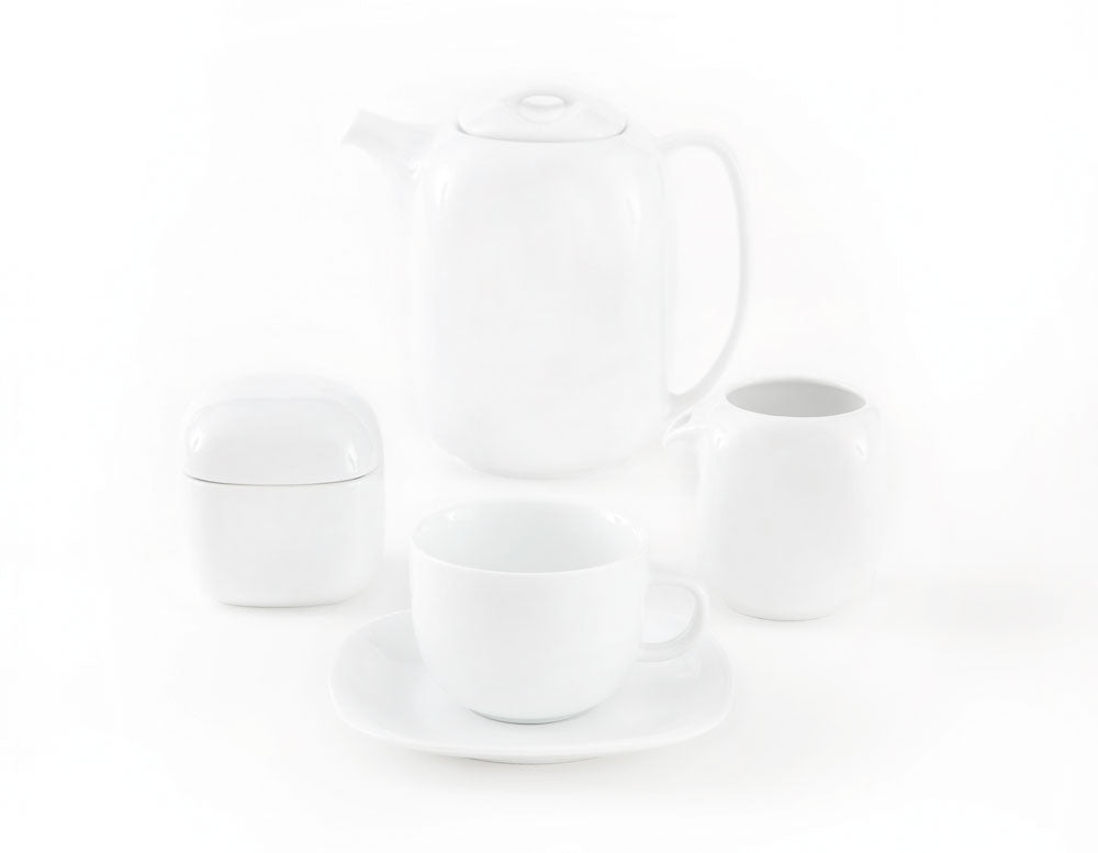 Quattro White teservise med tekanne, kopp, tefat, sukkerskål og mugge i hvitt porselen.