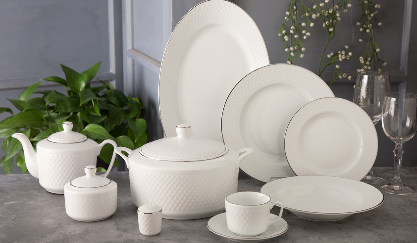 Radiance Silver porselensservise med tallerkener, serveringsfat, suppeterrin, tekanne, sukkerskål og kopp.