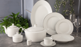 Radiance Silver porselensservise med tallerkener, serveringsfat, suppeterrin, tekanne, sukkerskål og kopp.