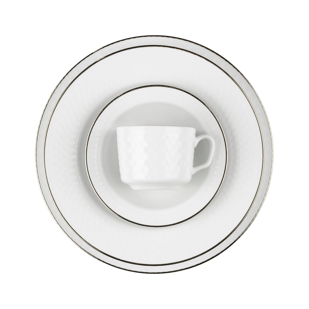 Radiance Silver-kuvert med tallerkener, tefat og kopp i hvitt porselen med sølvfarget kantdekor.