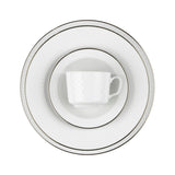 Radiance Silver-kuvert med tallerkener, tefat og kopp i hvitt porselen med sølvfarget kantdekor.