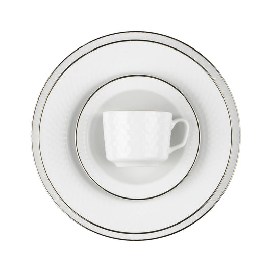 Radiance Silver-kuvert med tallerkener, tefat og kopp i hvitt porselen med sølvfarget kantdekor.
