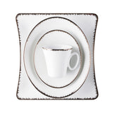 Royal-kuvert med middagstallerken, dyp tallerken, desserttallerken og kopp i hvitt porselen med elegante platinadetaljer.