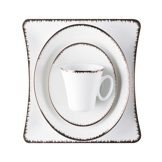 Royal-kuvert med middagstallerken, dyp tallerken, desserttallerken og kopp i hvitt porselen med elegante platinadetaljer.