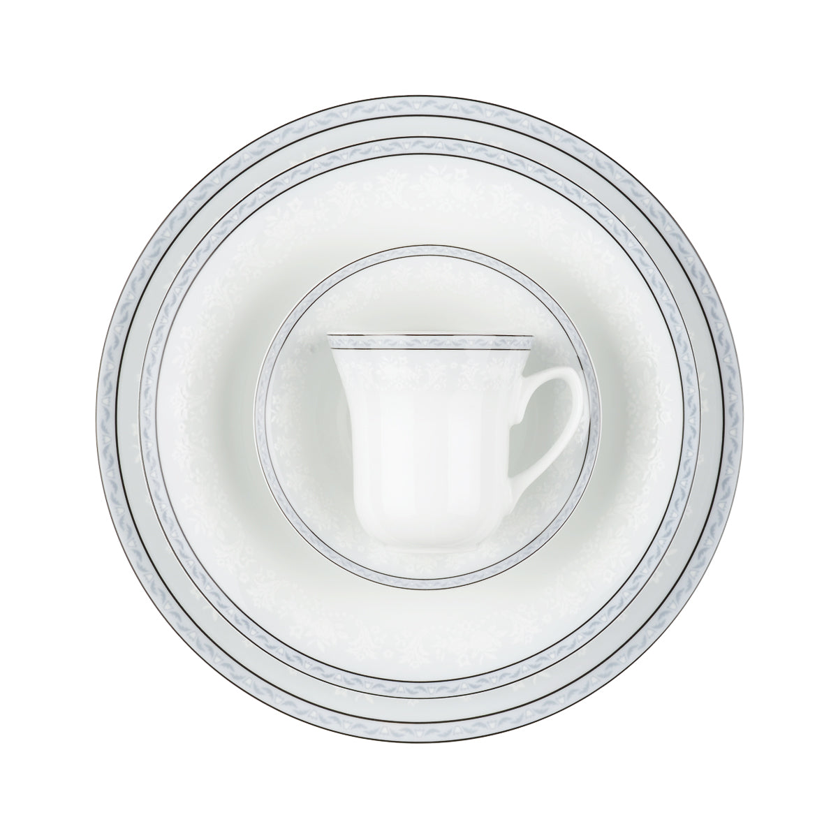 Kuvert med kopp, tefat og tallerkener fra White Rose porselensservise med sølvfarget dekor.