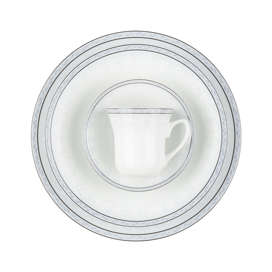 Kuvert med kopp, tefat og tallerkener fra White Rose porselensservise med sølvfarget dekor.