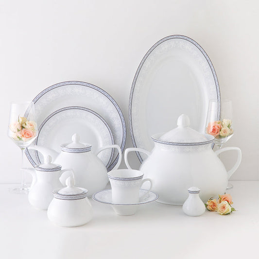 White Rose porselensservise med serveringsfat, suppeterrin, tekanne og kopp i lys borddekking med roser.